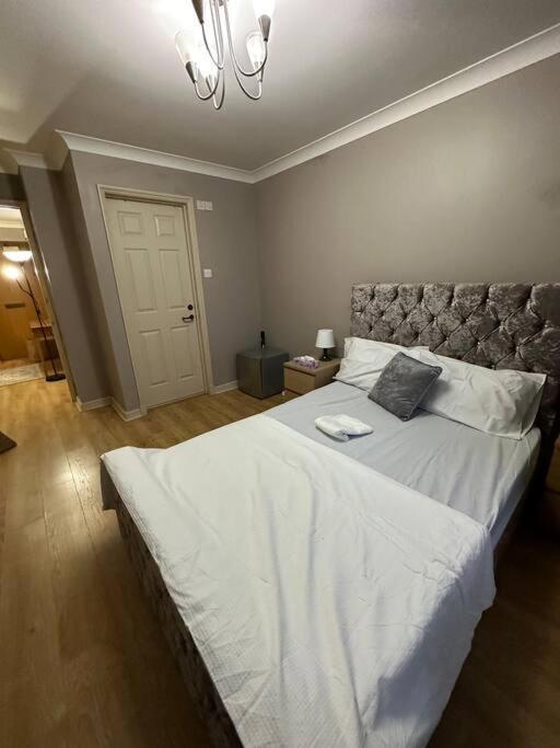 A 2 Standard Bedrooms Flat Londres Exterior foto