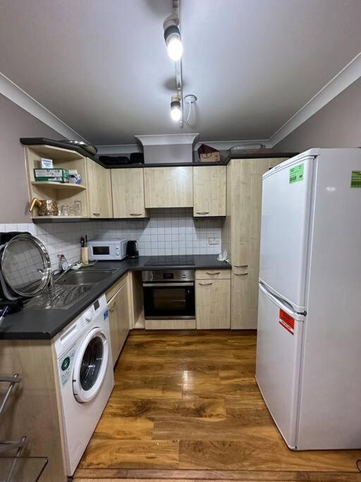 A 2 Standard Bedrooms Flat Londres Exterior foto