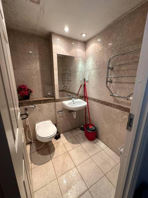 A 2 Standard Bedrooms Flat Londres Exterior foto